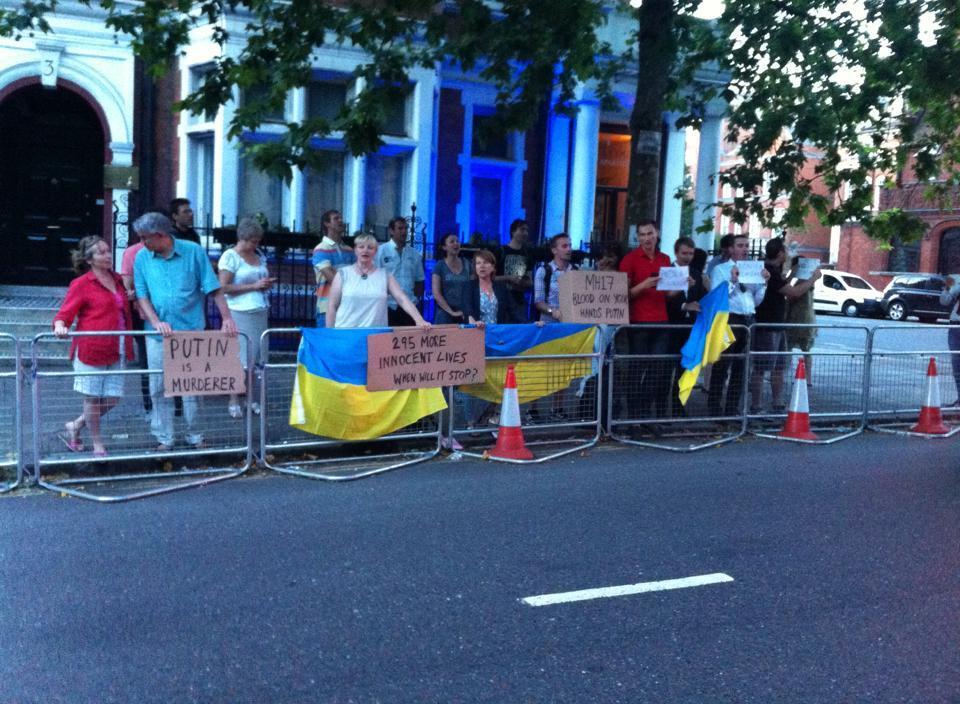 Украинцы вышли на митинг у посольств РФ в Лондоне и Вашингтоне из-за трагедии с Boeing-777