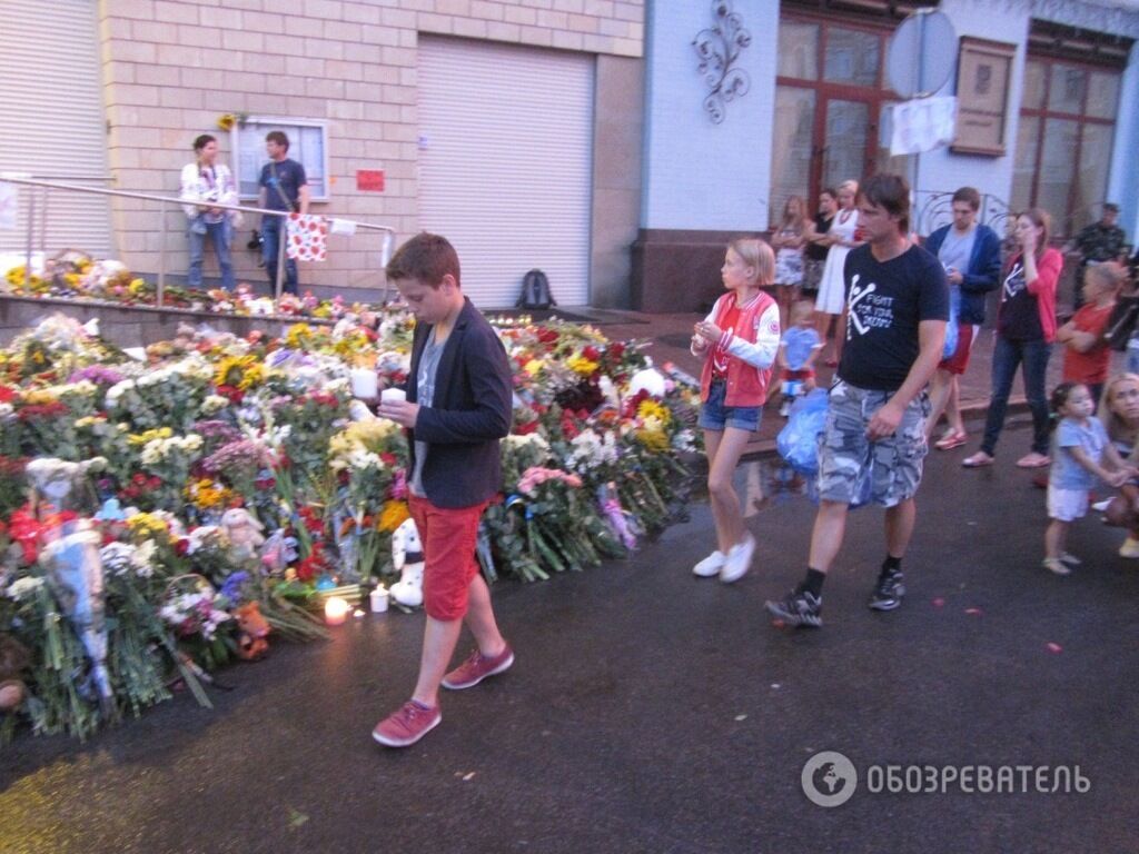 Киевляне круглосуточно несут цветы к посольствам жертв авиакатастрофы