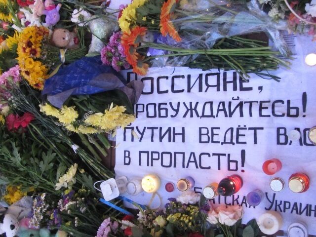 Кияни цілодобово несуть квіти з посольствами жертв авіакатастрофи