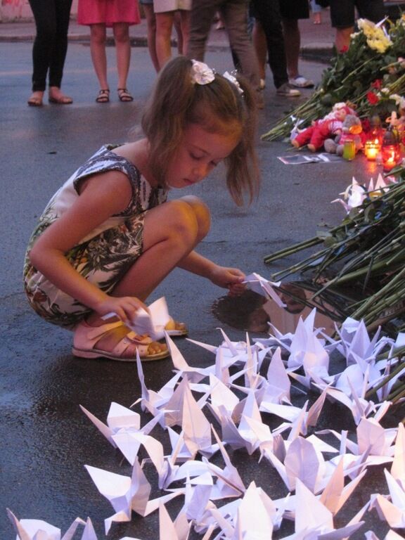 Кияни цілодобово несуть квіти з посольствами жертв авіакатастрофи