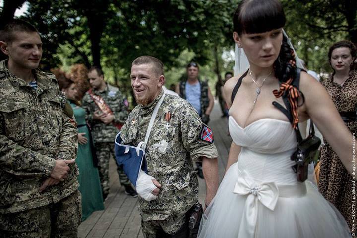 У Палацу одружень у Донецьку з'явилися "бойовик Моторола з дружиною"