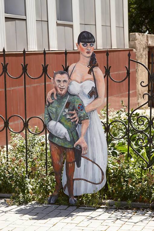 У Дворца бракосочетаний в Донецке появились "боевик Моторола с супругой"