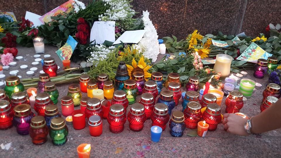 В Киеве десятки людей почтили память погибших луганчан