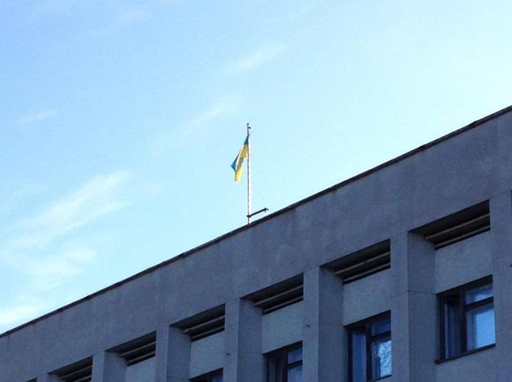 Над Рубежным поднят флаг Украины