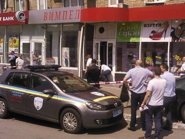 В Киеве владелец ювелирного магазина смертельно ранил грабителя