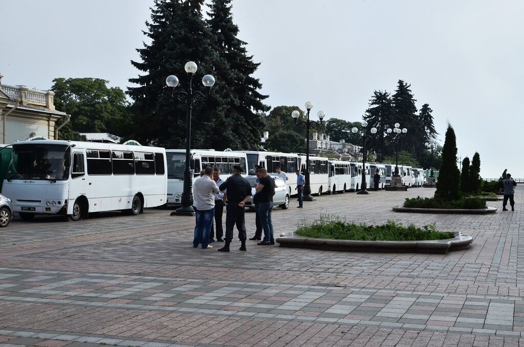 Под Радой снова акции протеста и автобусы с милицией