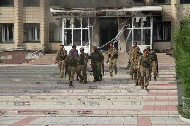 Освобожденный Дзержинск: сепаратисты сожгли горадминистрацию