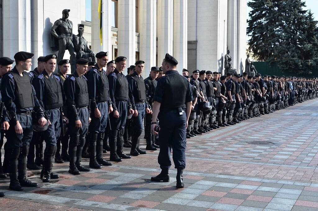 Під Радою знову акції протесту і автобуси з міліцією 