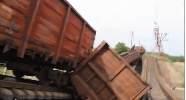 На Луганщині терористи підірвали міст в момент прибуття поїзда