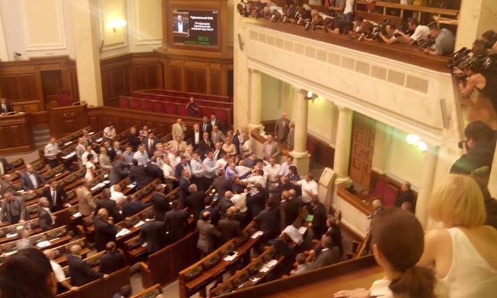 Симоненко вигнали із зали парламенту