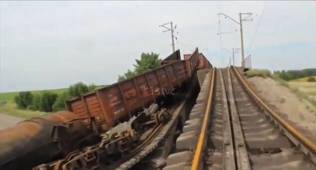 На Луганщине террористы взорвали мост в момент прибытия поезда