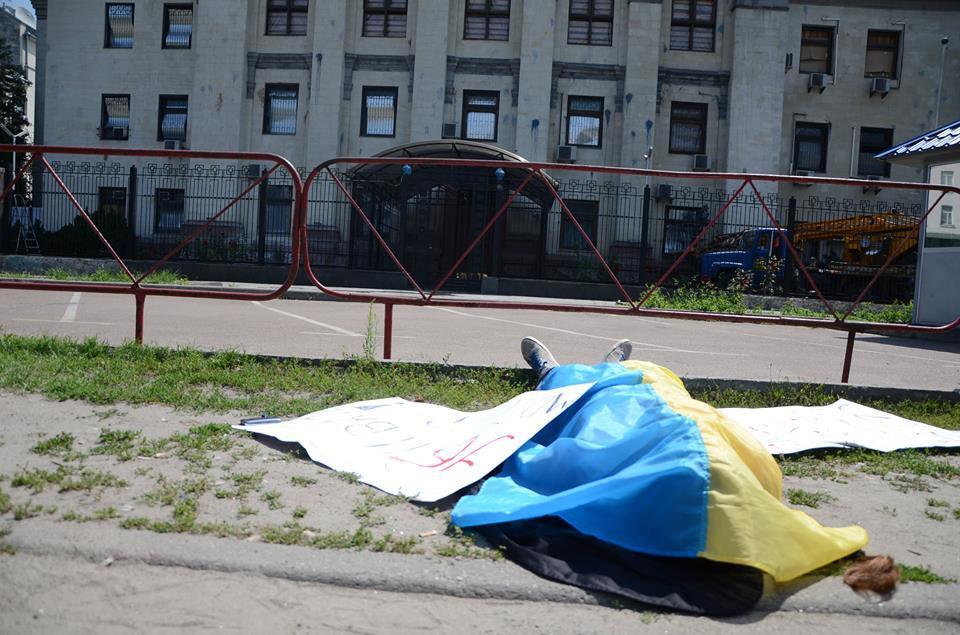 В Киеве девушка вышла на одиночный пикет под посольство РФ