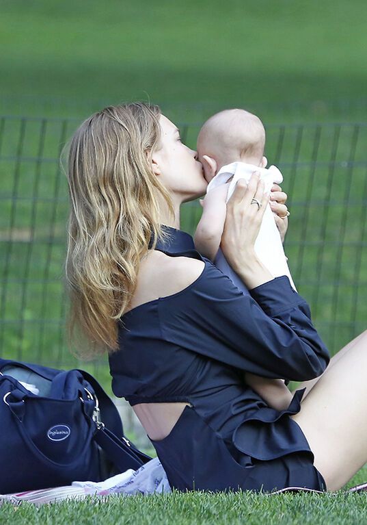 Наталья Водянова отправилась с новорожденным сыном в парк