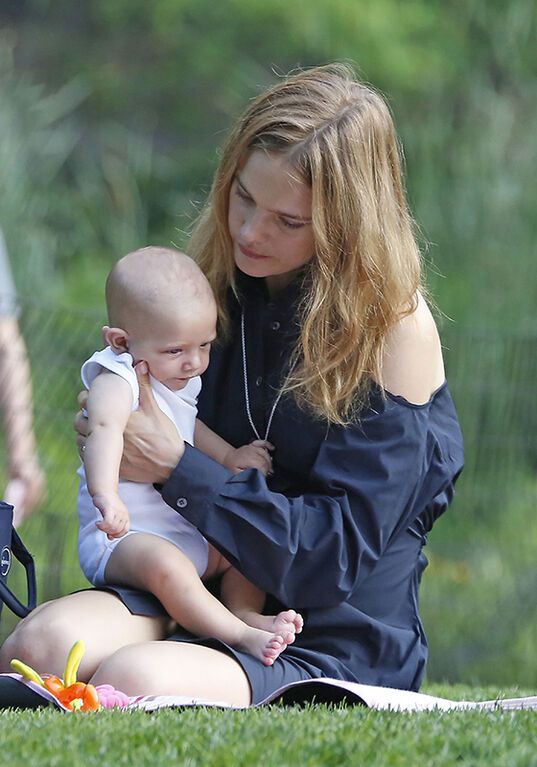  Наталья Водянова отправилась с новорожденным сыном в парк