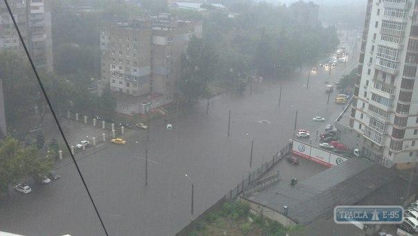Сильнейший ливень за несколько часов затопил Одессу