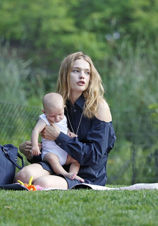 Наталья Водянова отправилась с новорожденным сыном в парк