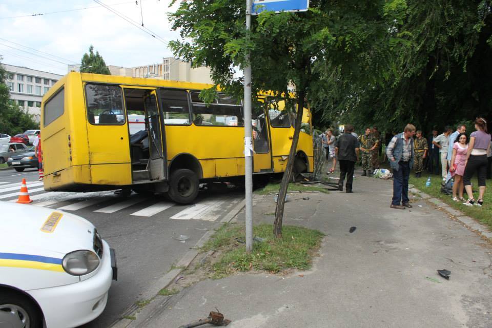 В Киеве маршрутка врезалась в столб