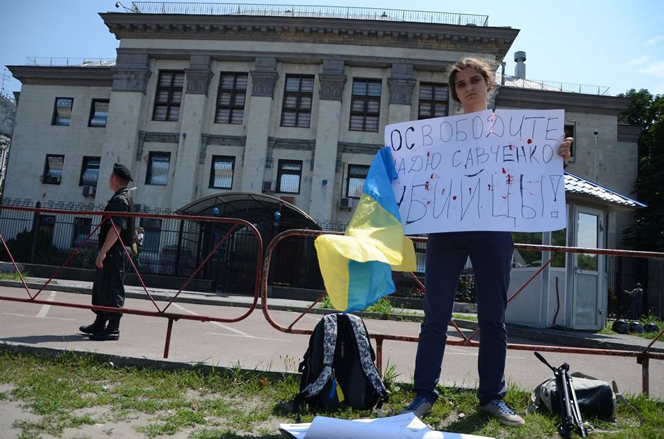 В Киеве девушка вышла на одиночный пикет под посольство РФ
