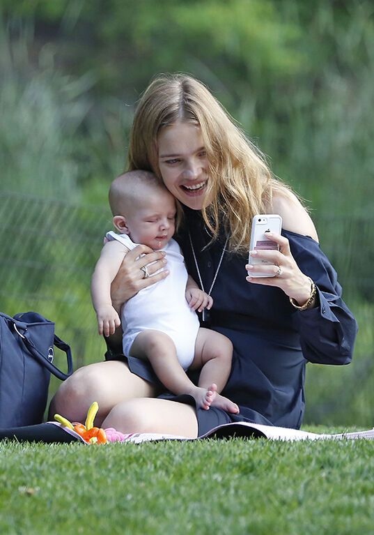  Наталья Водянова отправилась с новорожденным сыном в парк