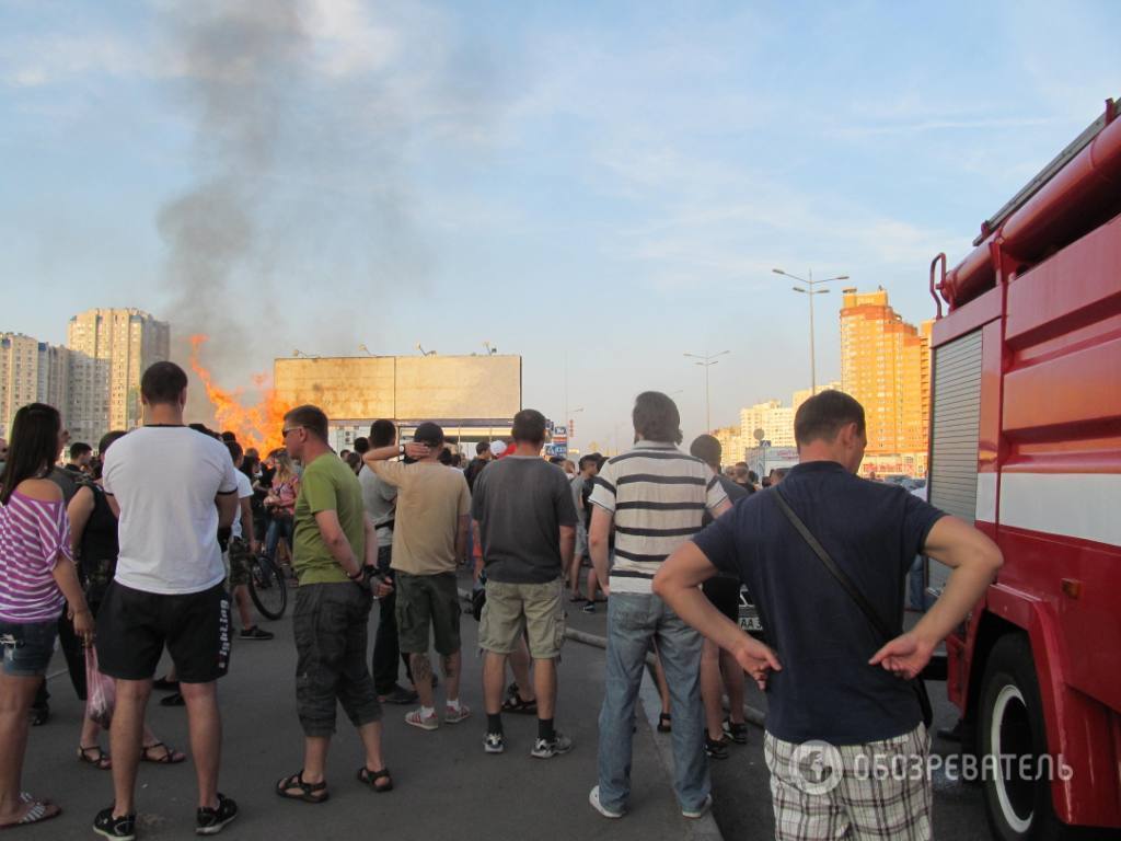 На Позняках сожгли еще один забор застройщиков