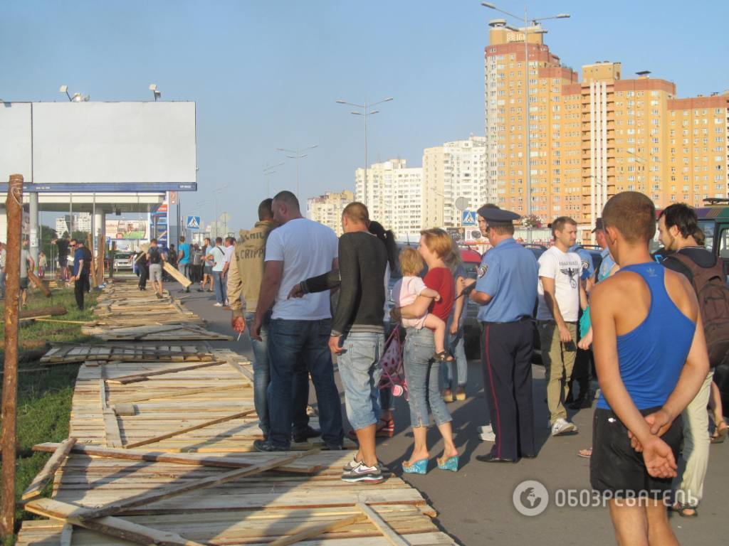 На Позняках сожгли еще один забор застройщиков