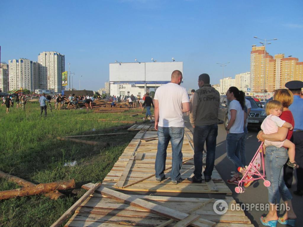 На Позняках сожгли еще один забор застройщиков