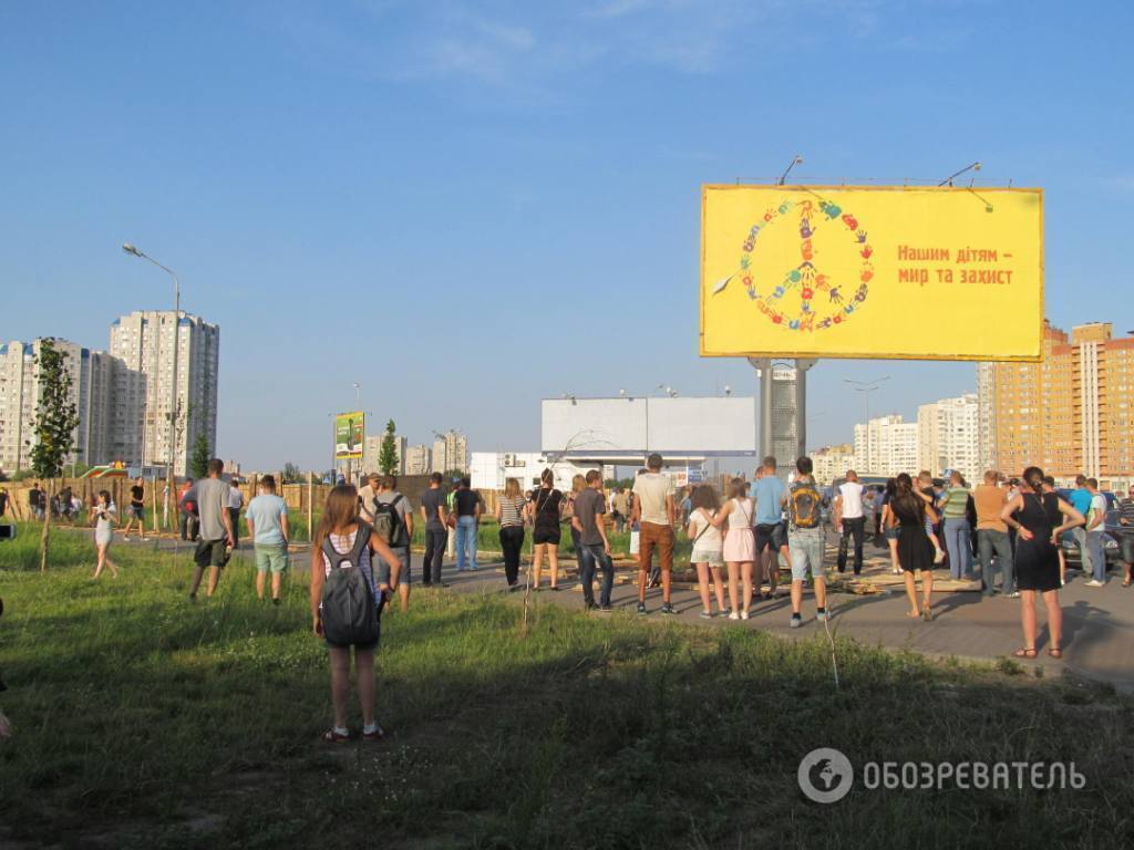 На Позняках сожгли еще один забор застройщиков