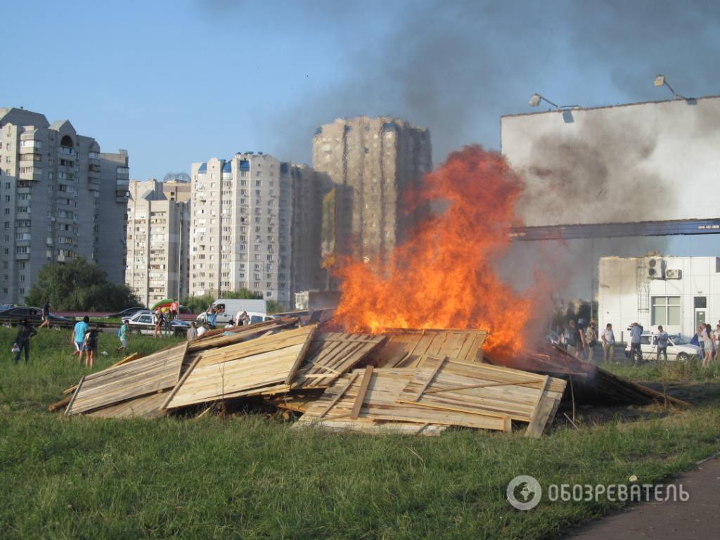 На Позняках сожгли еще один забор застройщиков