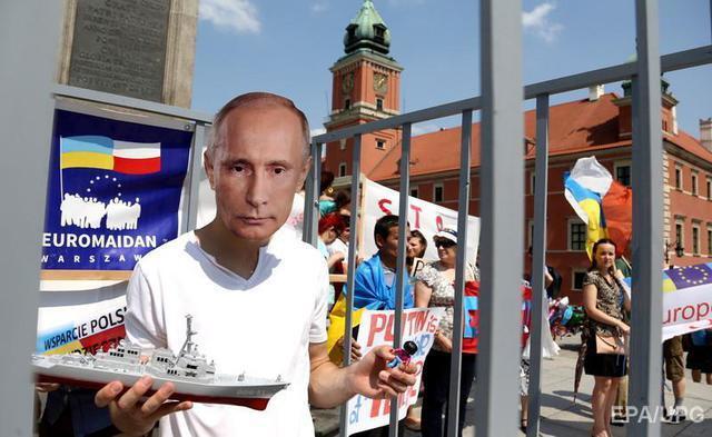 В Варшаве по улицам носили Путина в клетке