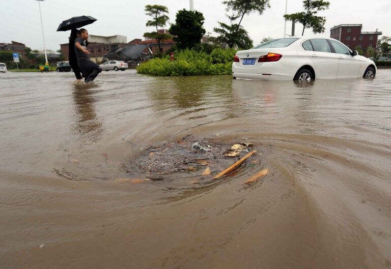 Мощный тайфун Матмо в Китае: погибло 13 человек