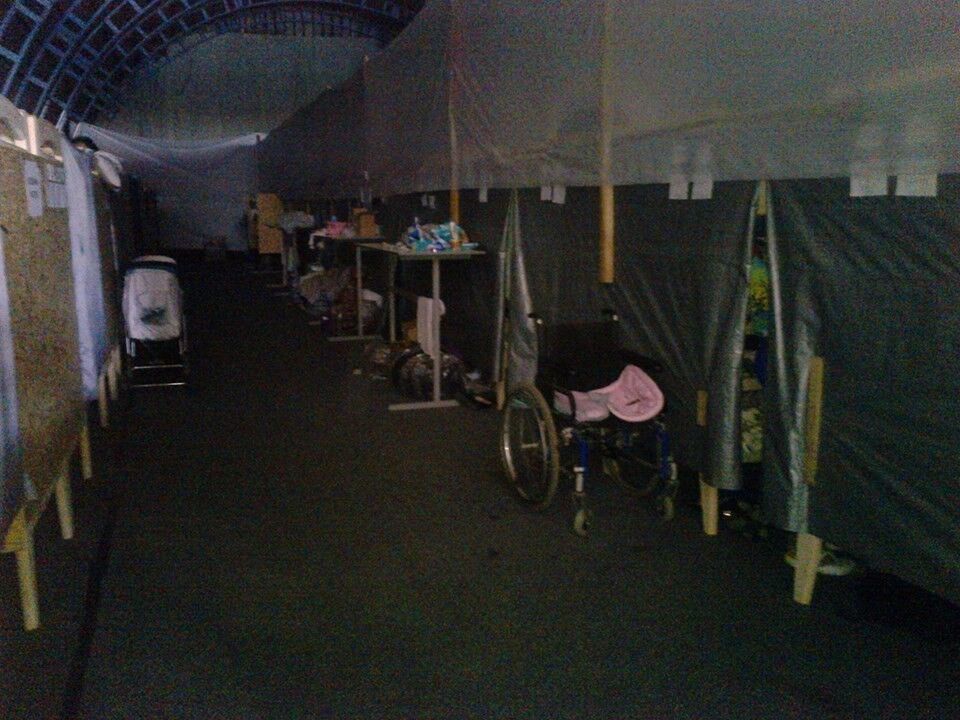 В Киеве 200 беженцев поселились в ангаре завода 