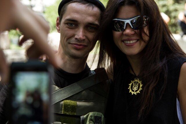 Руслана заставила украинских бойцов в Мариуполе пуститься в пляс. Фото. Видео