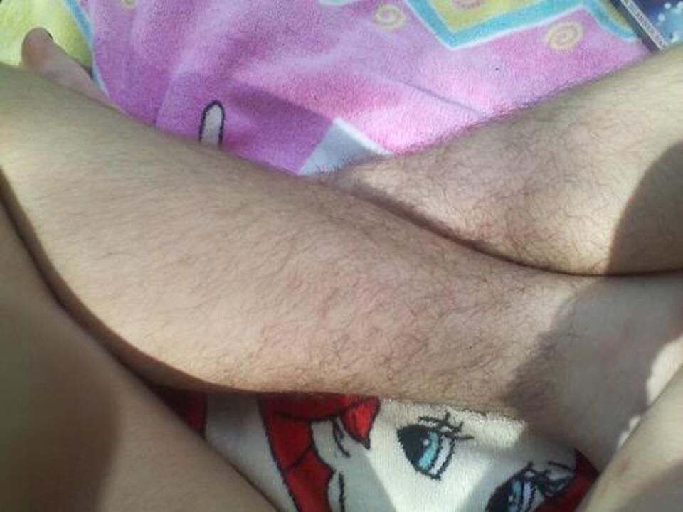Тысячи женщин перестали брить ноги и создали свое сообщество