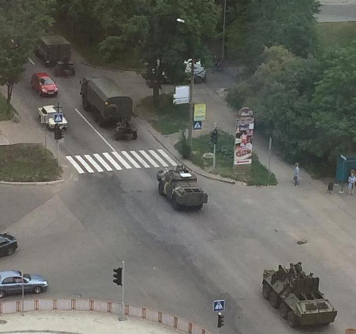 Большая колонна российской бронетехники вошла в Донецк