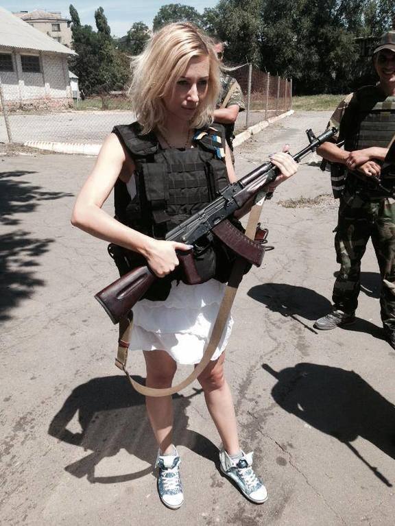 Руслана заставила украинских бойцов в Мариуполе пуститься в пляс. Фото. Видео