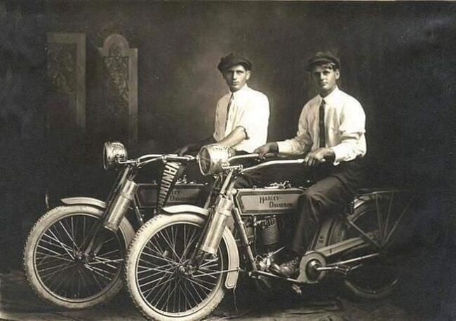 Уильям Харли и Артур Дэвидсон — основатели Harley Davidson.