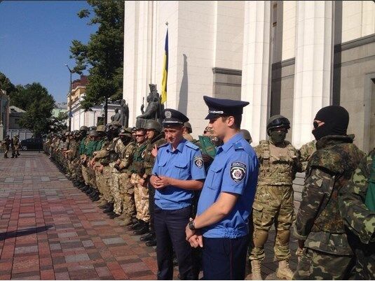Батальйони "Донбас" і "Київ-1" взяли в кільце Раду