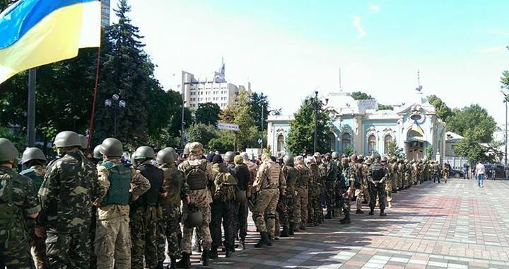 Батальйони "Донбас" і "Київ-1" взяли в кільце Раду