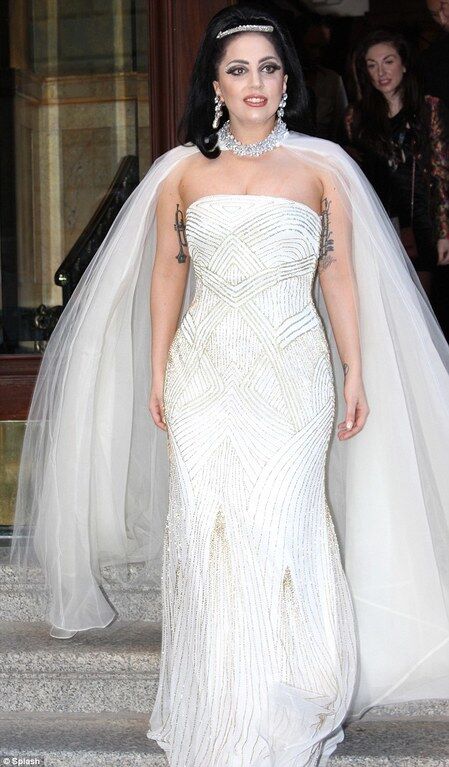 Леди Гага вышла на сцену в белом платье с фатой