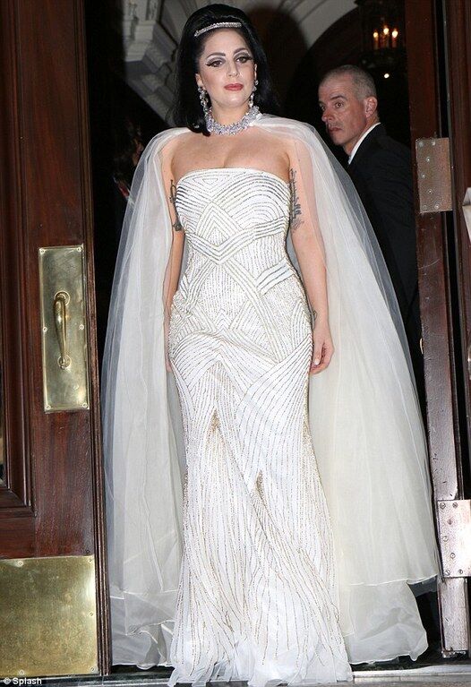 Леди Гага вышла на сцену в белом платье с фатой