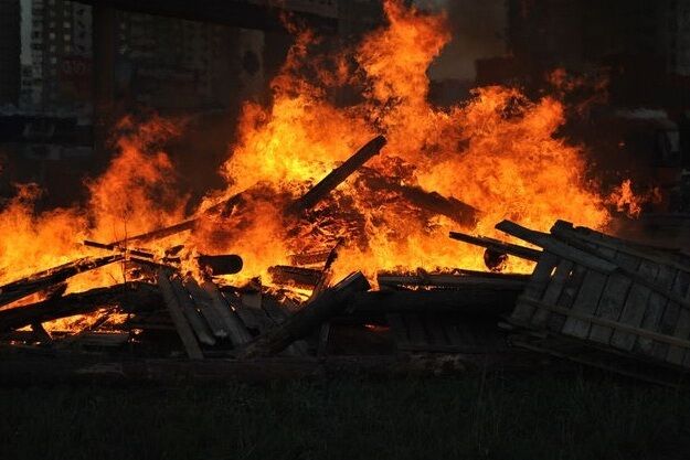 Жители Позняков устроили на новой стройке масштабный пожар