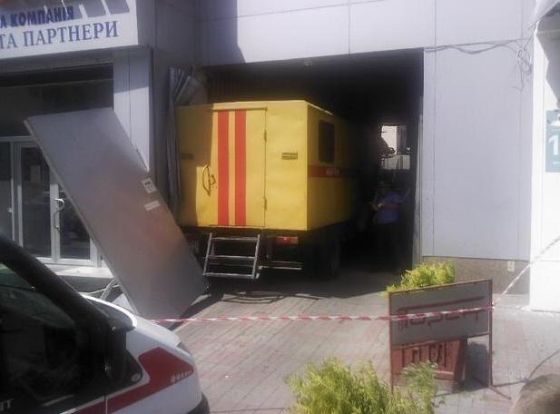 В Киеве автомобиль коммунальщиков сбил насмерть мужчину
