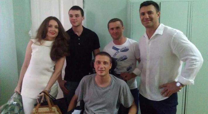 Тренер "Динамо" проведал раненых бойцов украинской армии