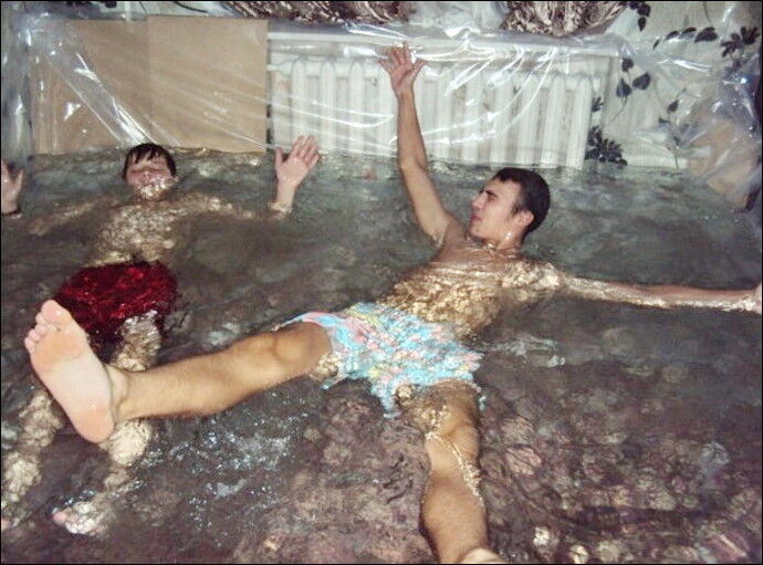 Российские подростки устроили бассейн прямо в своей квартире