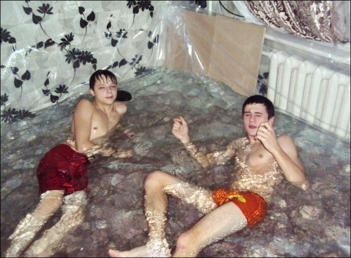 Російські підлітки влаштували басейн прямо у своїй квартирі