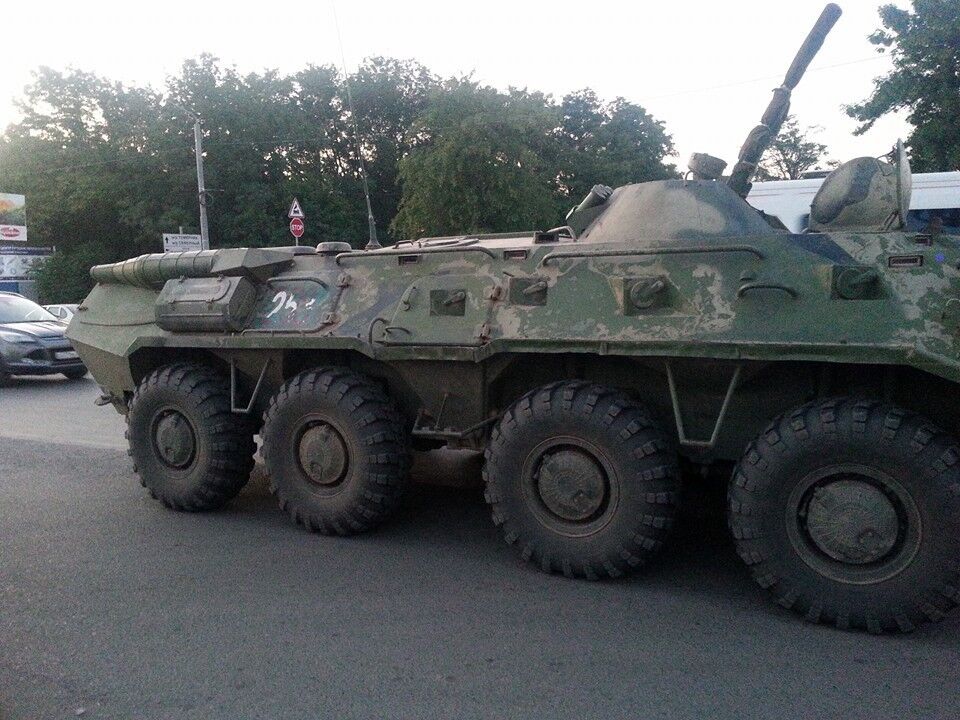 У Ростові місцеві жителі заблокували автомобілями два БТРа і викликали поліцію