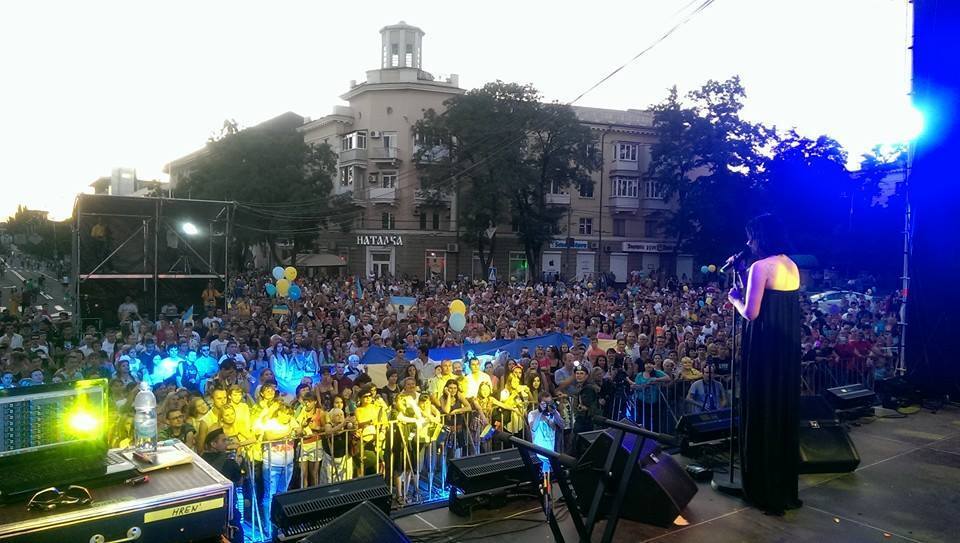 Анастасия Приходько вдохновляет украинских военных в концертном туре "Поддержим своих"