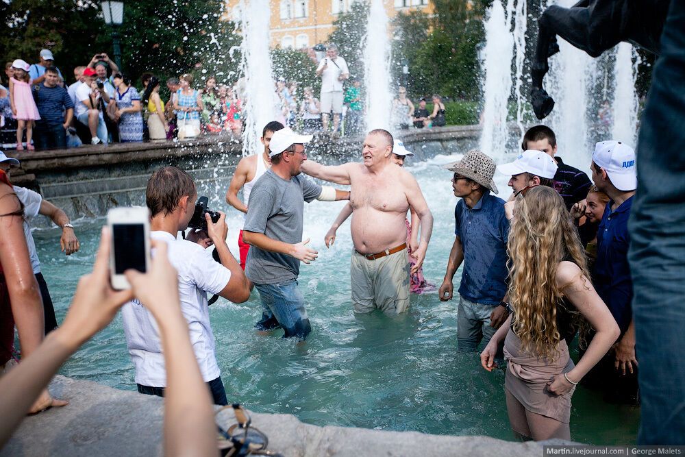 Жириновський викупався у фонтані в центрі Москви і зажадав заборонити сонце
