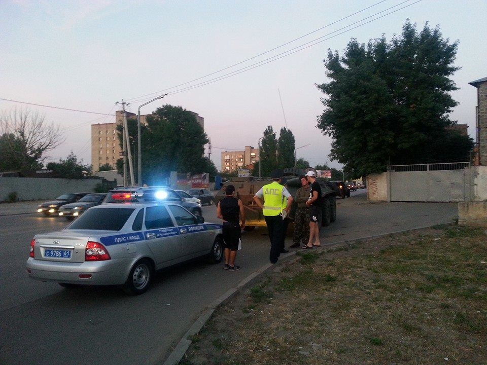 В Ростове местные жители заблокировали автомобилями два БТРа и вызвали полицию