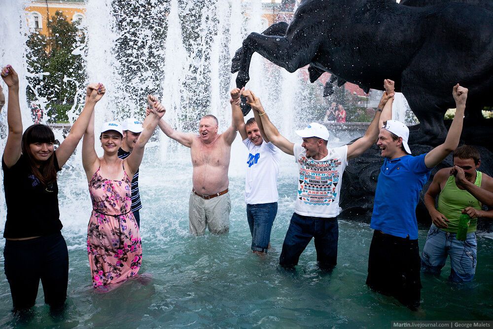 Жириновський викупався у фонтані в центрі Москви і зажадав заборонити сонце
